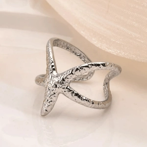 Détail macro d'une bague étoile de mer argentée avec texture martelée artisanale