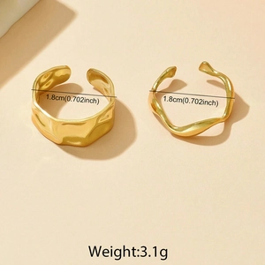 Détail d'une bague large martelée irrégulière et d'une bague fine dorée avec dimensions