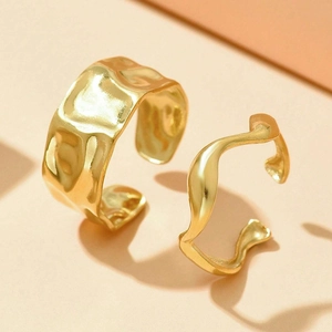 Vue détaillée de la texture martelée irrégulière dorée et du design ouvert de la bague