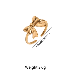 Vue détaillée d'une bague nœud doré poli avec ouverture réglable et diamètre de 1,8 cm