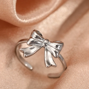 Bague nœud en acier inoxydable poli avec anneau ouvert sur tissu en satin champagne