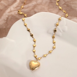 Collier médaillon cœur élégant en acier inoxydable plaqué or 18 carats avec gravure vintage
