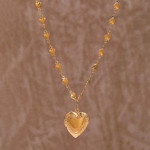 Collier médaillon cœur vintage doré avec gravures florales et maille cœur