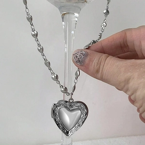 Vue détaillée d'un collier médaillon cœur en argent avec des gravures florales vintages