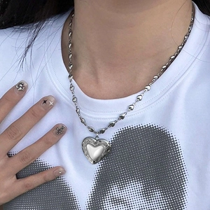 Collier médaillon cœur argent vintage avec gravure florale et chaîne à maillons cœur femme