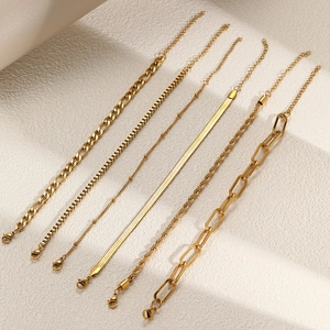 Set aus sechs vergoldeten Edelstahl-Armbändern mit verschiedenen Kettendesigns für Damen