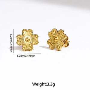 Detail view of gold clover earrings with size 1.2cm and weight 3.3g measurements