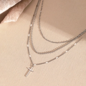 Collier multicouche en acier inoxydable argenté avec pendentif croix et chaîne torsadée