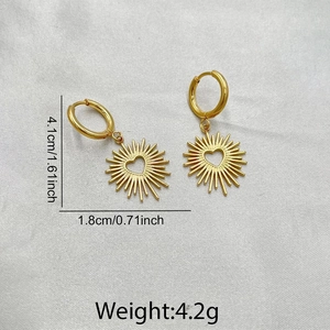 Détail de boucles d'oreilles soleil doré avec cœur évidé et dimensions