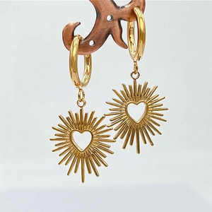 Boucles d'oreilles créoles dorées soleil avec cœurs sur un support en forme de lune