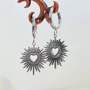 Créoles en acier inoxydable argenté avec pendentifs soleil et détail de cœur évidé