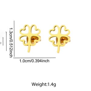 Détails des boucles d'oreilles trèfle doré avec dimensions de 1,3 cm de haut et 1,0 cm de large