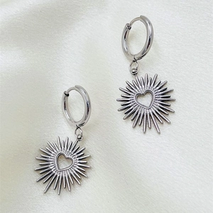 Boucles d'oreilles créoles en acier argenté avec pendentif soleil et cœur évidé