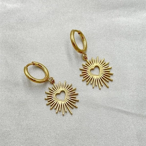 Boucles d'oreilles créoles soleil dorées avec cœur ajouré en acier inoxydable