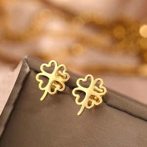 Boucles d'oreilles trèfle évidées en acier inoxydable doré sur coffret cadeau