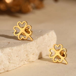Boucles d'oreilles trèfle à quatre feuilles en acier doré avec détails ajourés cœur