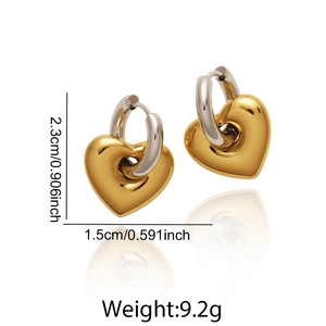 Dettaglio orecchini a cuore bicolore con dimensioni di 2,3 cm di altezza e 1,5 cm di larghezza