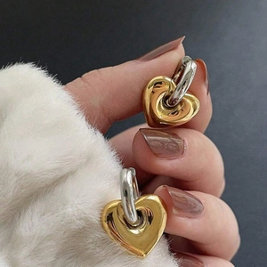 Orecchini a cerchio bicolore con pendente a cuore dorato su anello in acciaio argento