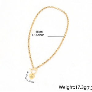 Vue détaillée du collier doré avec pendentif cœur gravé M et fermoir à bascule