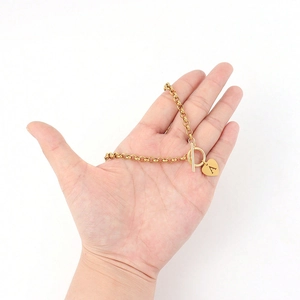 Collier en acier inoxydable doré avec pendentif cœur et gravure de la lettre A