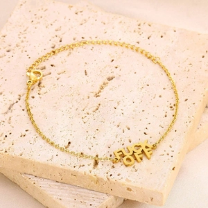 Bracelet de cheville doré en acier inoxydable avec lettrage FUCK OFF sur pierre texturée