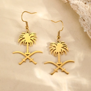 Boucles d'oreilles crochet dorées palmier et épées croisées sur fond texturé