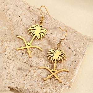 Boucles d'oreilles dorées emblème de l'Arabie Saoudite avec palmier et sabres