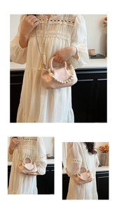 Vue triple d'un sac nuage rose clair avec décor en perles et bandoulière chaîne