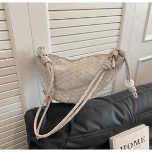 Détail du sac bandoulière demi-lune avec gaufrage lune et bandoulière à nœuds décoratifs