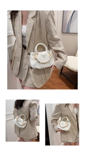 Détail du sac nuage plissé blanc avec grosses perles jaunes et bandoulière chaîne