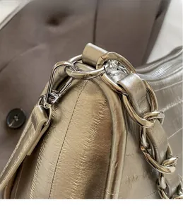 Gros plan sur le sac argenté avec des finitions chromées de qualité et détails de la chaîne