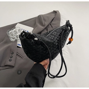 Vue détaillée du sac croissant à paillettes noires avec cordon et perle orange vive