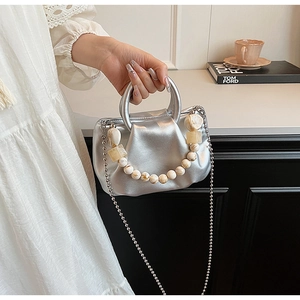 Petit sac nuage argenté métalliqué avec perles en résine et bandoulière en chaîne