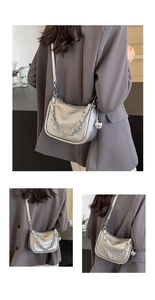 Détail du sac bandoulière argenté métallisé avec chaîne argentée et pendentif sphère