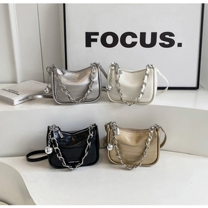 Gros plan de sacs à bandoulière en relief crocodile en argent, blanc, noir et doré
