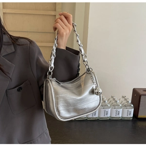 Détail du sac à main argenté métallisé avec texture plissée et chaîne épaisse