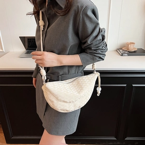 Sac bandoulière demi-lune crème avec motif damier matelassé et bandoulière tressée