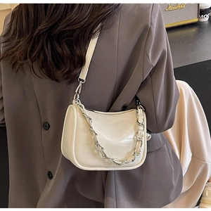 Détail du sac bandoulière blanc crème en similicuir croco avec chaîne argentée