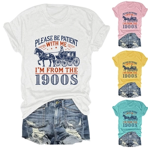 Collage détaillé de t-shirts en coton colorés avec imprimés vintage et shorts en jean