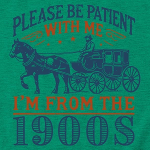 Détail d'imprimé calèche vintage sur un t-shirt vert avec une typographie rétro usée