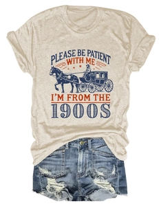 Détail du t-shirt couleur avoine avec imprimé vintage et short en jean vieilli