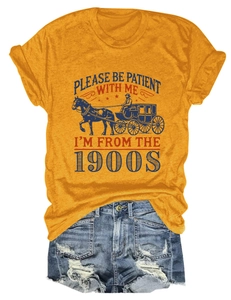 T-shirt jaune moutarde avec imprimé vintage et short en jean bleu délavé à plat