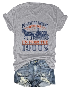 T-shirt gris rétro avec texte Please Be Patient et short en jean vieilli posés à plat