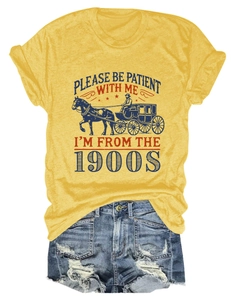 T-shirt jaune moutarde avec imprimé carrosse rétro et short en jean bleu délavé