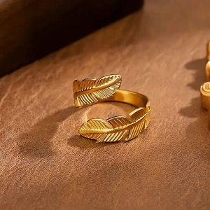 Anillo de pluma dorado ajustable de acero inoxidable con textura de ala para mujer