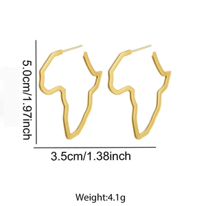 Dettaglio degli orecchini a cerchio traforati a forma di mappa dell'Africa d'oro