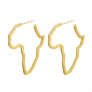 Dettaglio di orecchini a mappa dell'Africa in acciaio inossidabile placcato oro lucido