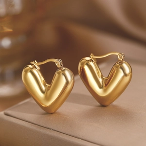 Orecchini a cuore gonfi placcati in oro 18k con un design moderno e lucido