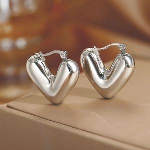 Orecchini a cerchio spessi a forma di cuore in argento su scatola da regalo
