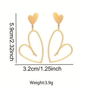 Détail de boucles d'oreilles cœur doré avec dimensions et motif de cœur évidé